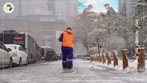Хариуцсан гудамж зам талбайн явган замын цасыг цэвэрлэж байна.