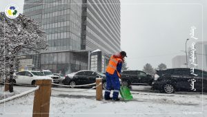 Хариуцсан гудамж зам талбайн явган замын цасыг цэвэрлэж, давс бодис цацалт хийгдэж байна. 2026 оны 10 дугаар сарын 22-ны өдөр